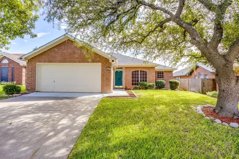 6221 St Leonard Dr, Arlington, TX 76001
