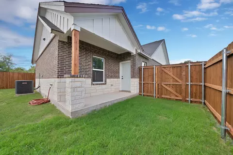 Exterior - 724 Gilbert St, Terrell, TX 75160 photo 3 of 5