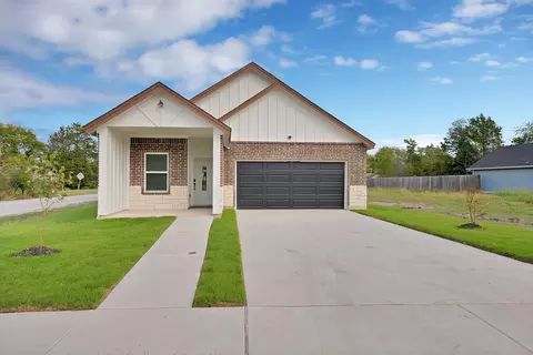 Exterior - 724 Gilbert St, Terrell, TX 75160 photo 2 of 5