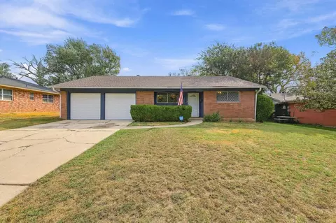 1306 Hillside Dr, Gainesville, TX 76240