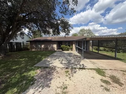 615 Avenue C, Yorktown, TX 78164