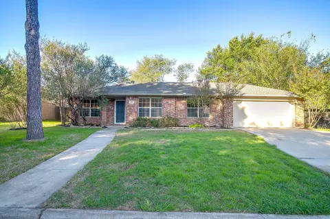 109 Briarwood Dr, Kennedale, TX 76060