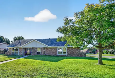 437 Overcrest Dr, Benbrook, TX 76126