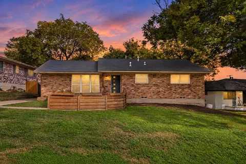 2861 W 9th St, Dallas, TX 75211