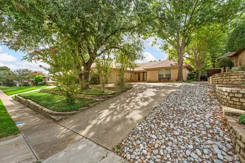 1700 Saxon Dr, Bedford, TX 76021