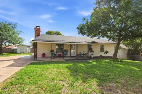 525 W 3rd St, Kennedale, TX 76060