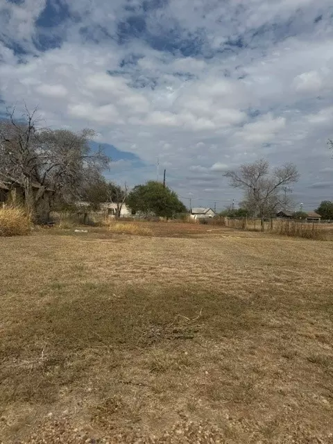 805 E 9th St, Quanah, TX 79252