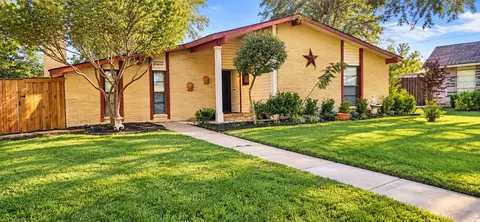 709 Echo Dr, Grand Prairie, TX 75052