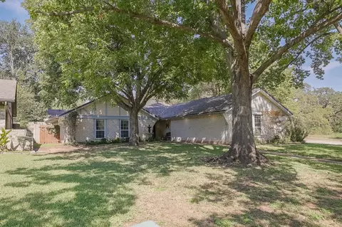 2001 Heather Way Dr, Arlington, TX 76012