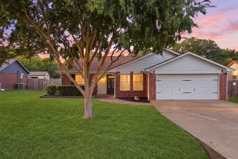 706 Shady Grove Dr, Granbury, TX 76049