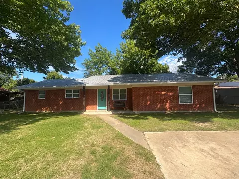 106 California St, Saint Jo, TX 76265