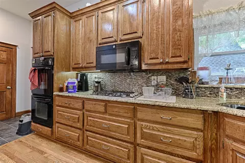 Kitchen - 365 Epps Rd, Palmer, TX 75152 photo 2 of 2