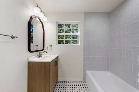 Bath - 4000 Cobbs Dr, Waco, TX 76708 photo 1 of 3