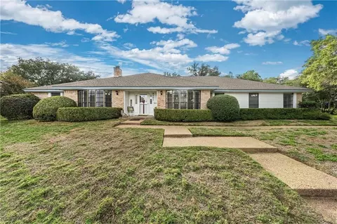 8201 Woodcreek Dr, Woodway, TX 76712