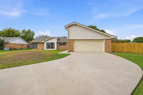2110 Oak Creek Cir, Sherman, TX 75092