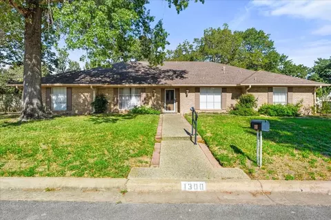 1300 Lexington Dr, Corsicana, TX 75110