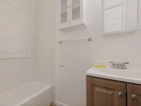 Bath - 2009 Pecan St, Commerce, TX 75428 photo 1 of 3