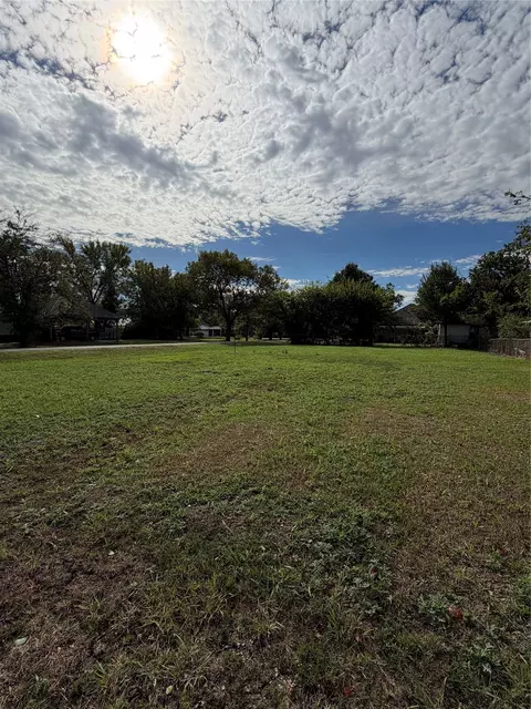 704 Poplar St, Honey Grove, TX 75446