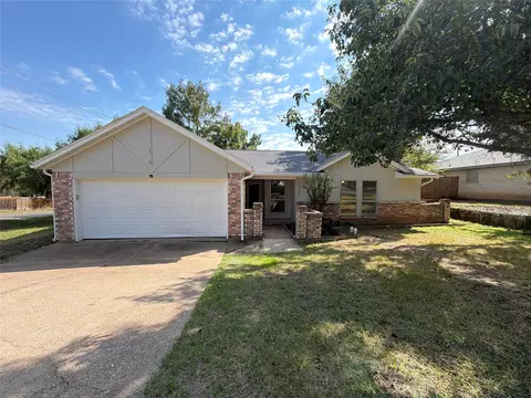 2527 Holt Rd, Arlington, TX 76006