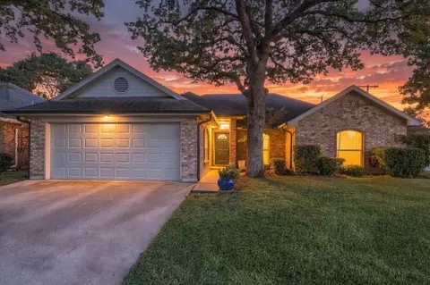 1027 Hunter Ridge Dr, Arlington, TX 76013