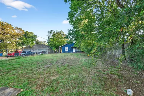Exterior - 514 E Day St, Denison, TX 75021 photo 4 of 6