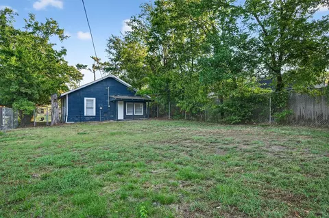 Exterior - 514 E Day St, Denison, TX 75021 photo 5 of 6