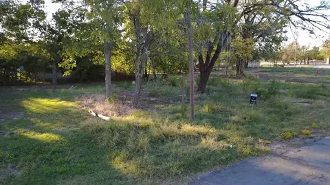 130 S Manson St, Wolfe City, TX 75496