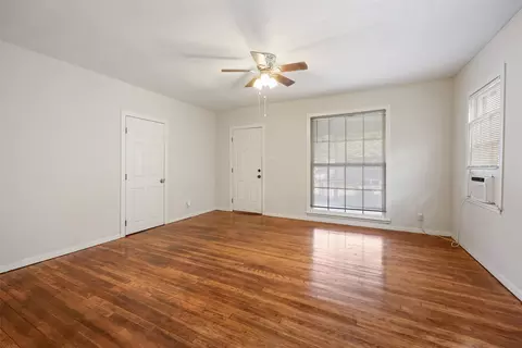 Living - 224 W Hull St #101-3, Denison, TX 75020 photo 3 of 8