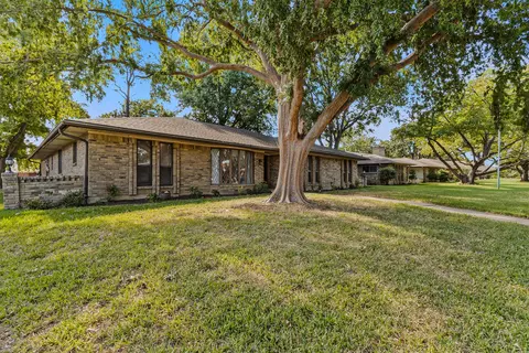 1320 Cheyenne Rd, Lewisville, TX 75077