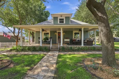 2812 Overton Ct, Granbury, TX 76048