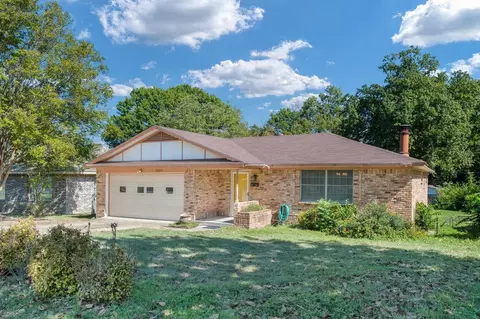 2334 Rockyglen Dr, Dallas, TX 75228