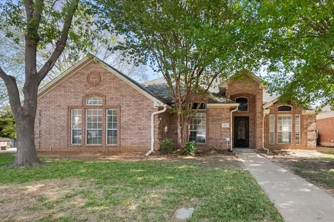 6311 Cobblestone Ln, Arlington, TX 76001