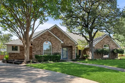 8800 Rolling Springs Ct, Fort Worth, TX 76120