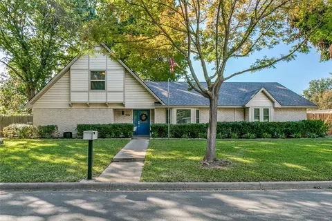 916 Willow Way, Benbrook, TX 76126