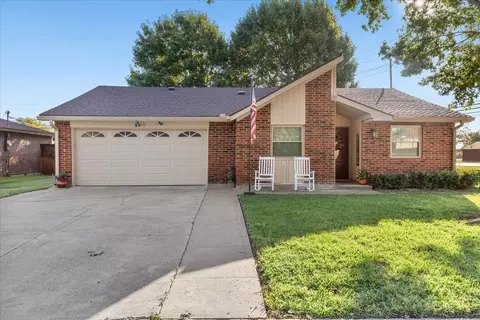 2702 Pebble Beach Dr, Lancaster, TX 75134