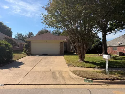 7213 Crabtree Ln, North Richland Hills, TX 76182