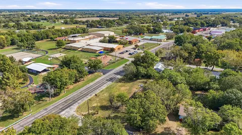 401 W Hayes St, Savoy, TX 75495