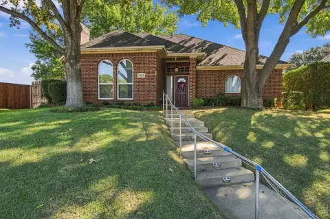 1428 Swan Ct, Lewisville, TX 75077