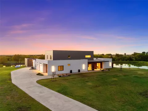 356 Bold Springs Ct, West, TX 76691