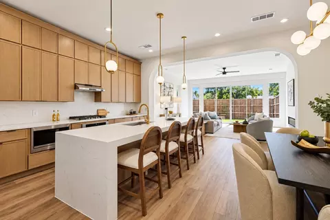 905 Bayonne St, Dallas, TX 75212