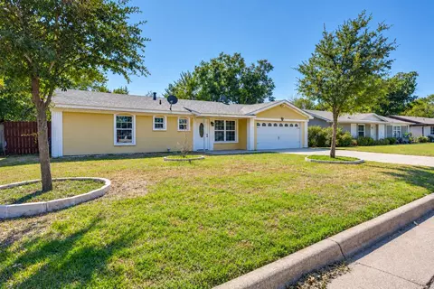 913 Russell Rd, Everman, TX 76140
