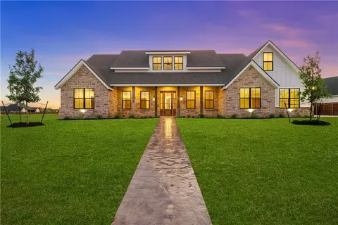 313 Champions Way, Mcgregor, TX 76657