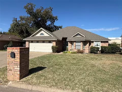 1208 Chaparral Ln, Granbury, TX 76048