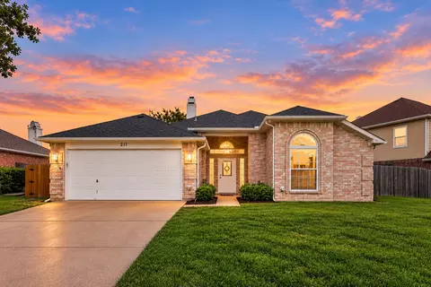 211 Ember Glen Dr, Arlington, TX 76018