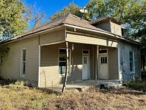 Exterior - 509 E Ross Ave, Mart, TX 76664 photo 1 of 2