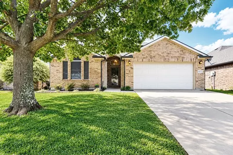 8832 Kiowa Dr, Greenville, TX 75402