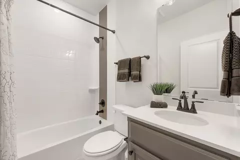 Bath - 12827 Pine Ridge Trl, Rowlett, TX 75089 photo 4 of 7