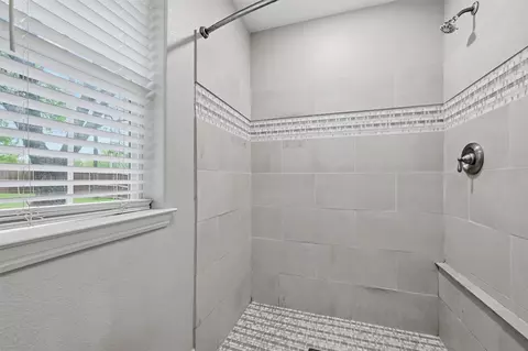 Bath - 304 E Hull St, Denison, TX 75021 photo 3 of 3