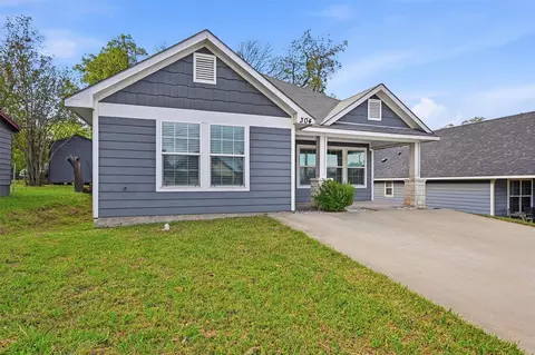 Exterior - 304 E Hull St, Denison, TX 75021 photo 2 of 8