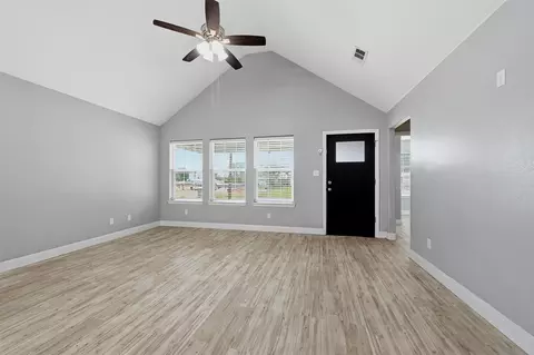 Living - 304 E Hull St, Denison, TX 75021 photo 1 of 4